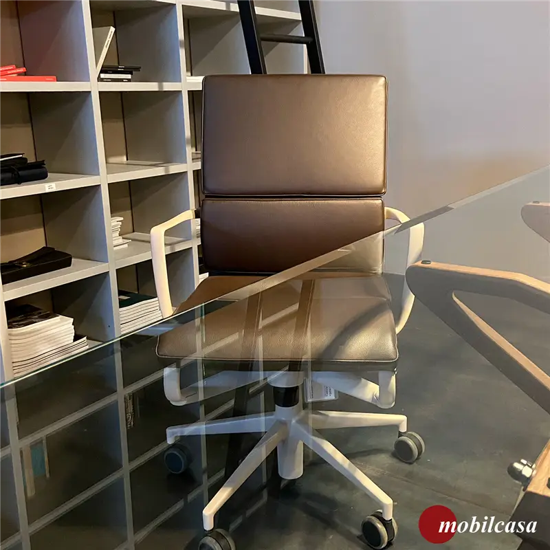 Alias Rollingframe sedia con ruote con braccioli con seduta in pelle bruno Havana