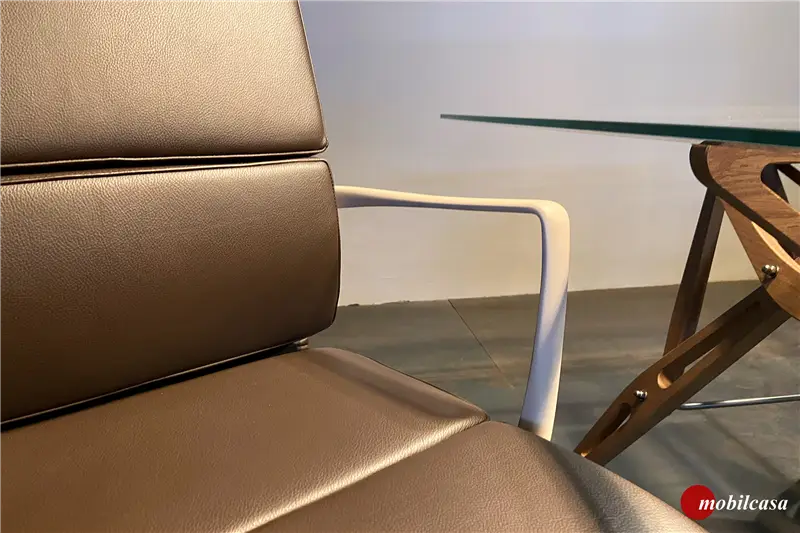 Alias Rollingframe sedia con ruote con braccioli con seduta in pelle bruno Havana