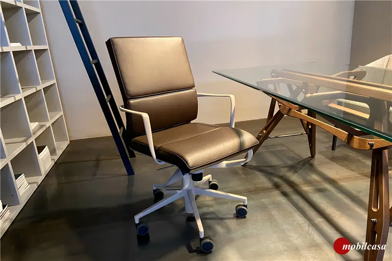 Alias Rollingframe sedia con ruote con braccioli con seduta in pelle bruno Havana