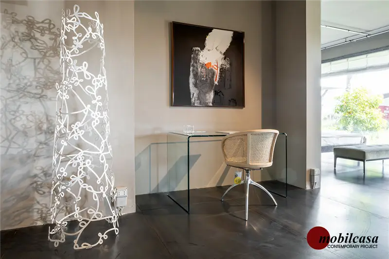 Alias Young Lady poltroncina girevole con struttura in alluminio e schienale in paglia di Vienna