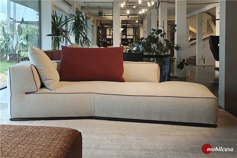 Flexform Divano Perry composto da 1 elelmento A 6 lati cm. 278x156 sx cat Extra riv. Elettra n. 201, profilo ecopelle bordeaux 10302+1 cuscino cm. 90x65+1 cuscino cm. 65x65