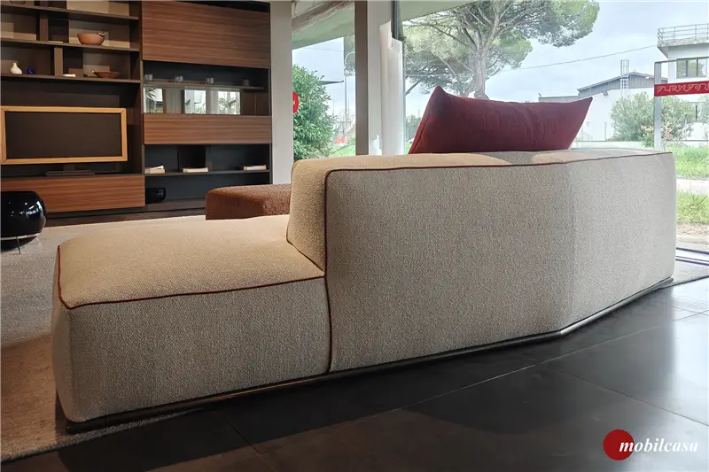 Flexform Divano Perry composto da 1 elelmento A 6 lati cm. 278x156 sx cat Extra riv. Elettra n. 201, profilo ecopelle bordeaux 10302+1 cuscino cm. 90x65+1 cuscino cm. 65x65