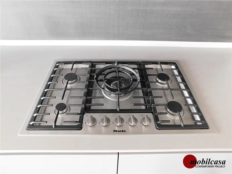 Modulnova MH6 composizione cucina a parete con base in vetro e pensili con anta a ribalta