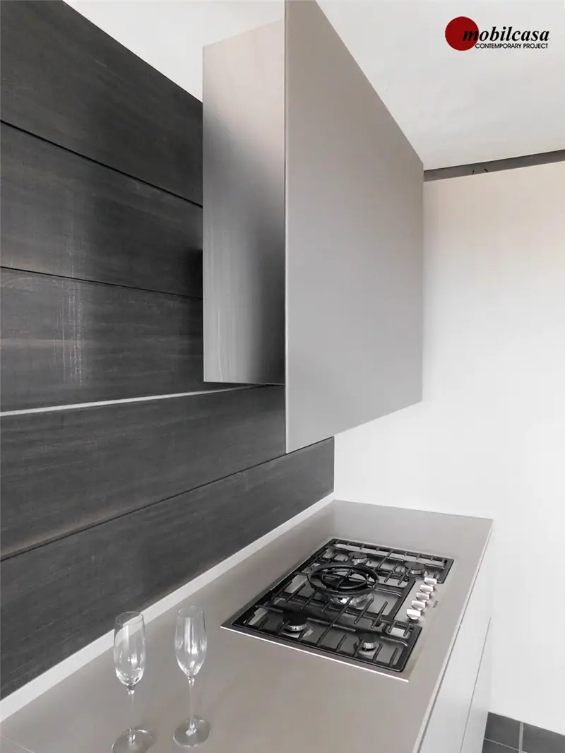 Modulnova MH6 composizione cucina a parete con base in vetro e pensili con anta a ribalta