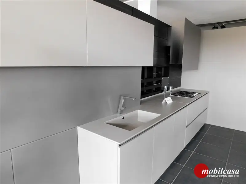 Modulnova MH6 composizione cucina a parete con base in vetro e pensili con anta a ribalta