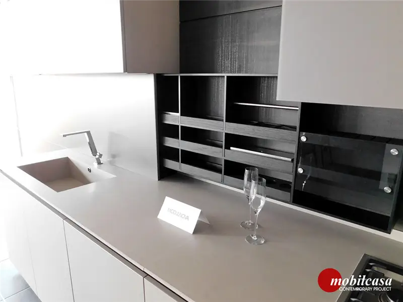 Modulnova MH6 composizione cucina a parete con base in vetro e pensili con anta a ribalta