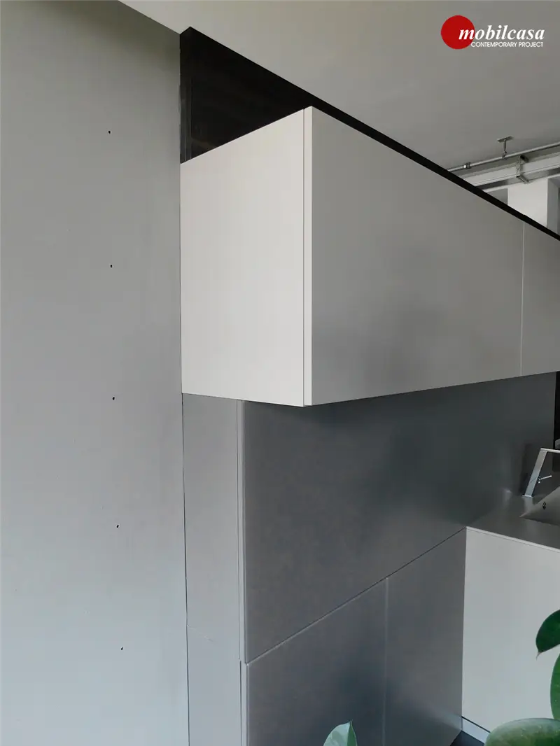 Modulnova MH6 composizione cucina a parete con base in vetro e pensili con anta a ribalta