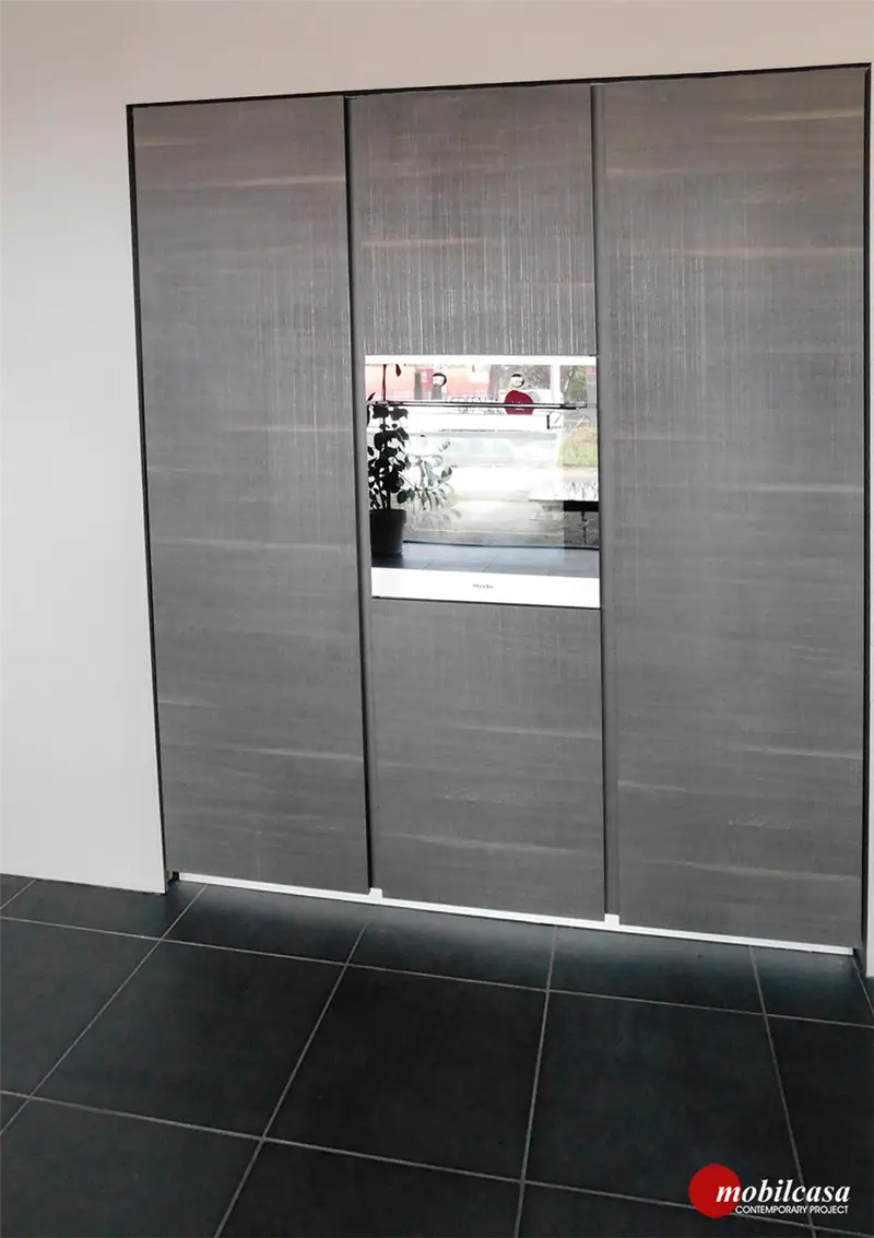 Modulnova MH6 composizione cucina a parete con base in vetro e pensili con anta a ribalta