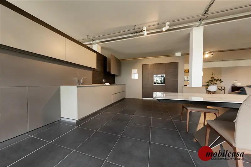 Modulnova MH6 composizione cucina a parete con base in vetro e pensili con anta a ribalta