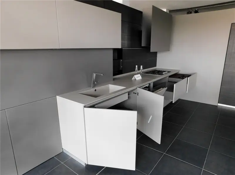 Modulnova MH6 composizione cucina a parete con base in vetro e pensili con anta a ribalta