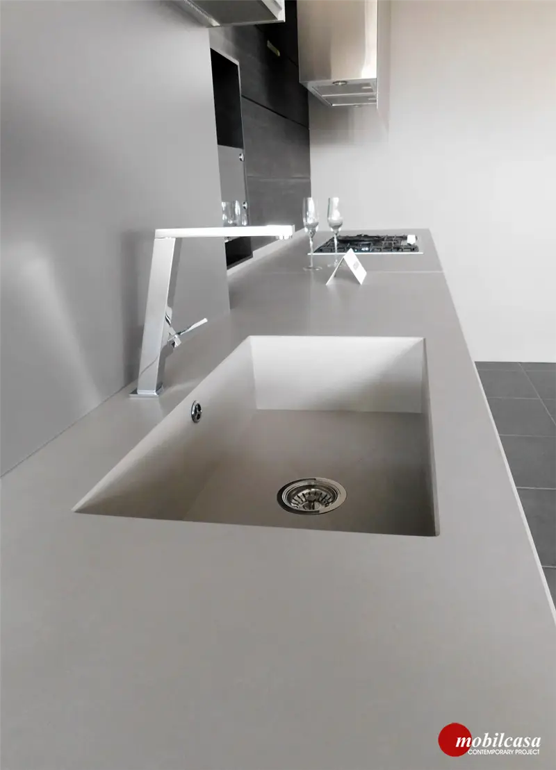 Modulnova MH6 composizione cucina a parete con base in vetro e pensili con anta a ribalta