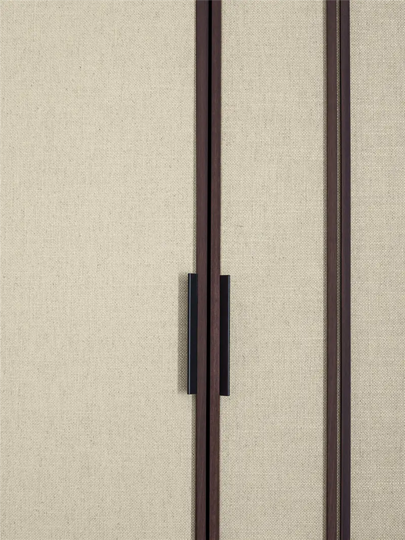 Molteni & C composizione armadio Bend ante in tessuto e profilo e fianchi in eucalipto