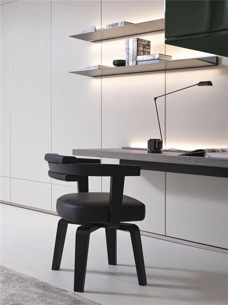 Molteni & C Porta volta sedia dining - struttura in massello frassino tinto, seduta in pelle Siria