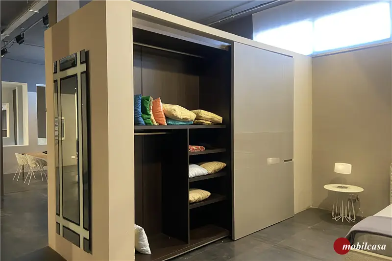 Pianca Sipario Crea complanare armadio - materico cenere e borgogna, L. 306,1 cm, P. 64,2 cm, h. 257,7 cm