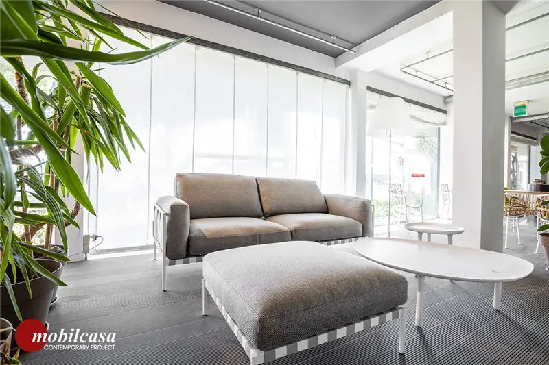 Zanotta Parco divano 2 posti 224 cm con struttura verniciata bianca, rivestimento tessuto Talasso grigio chiaro + Pouf outdoor