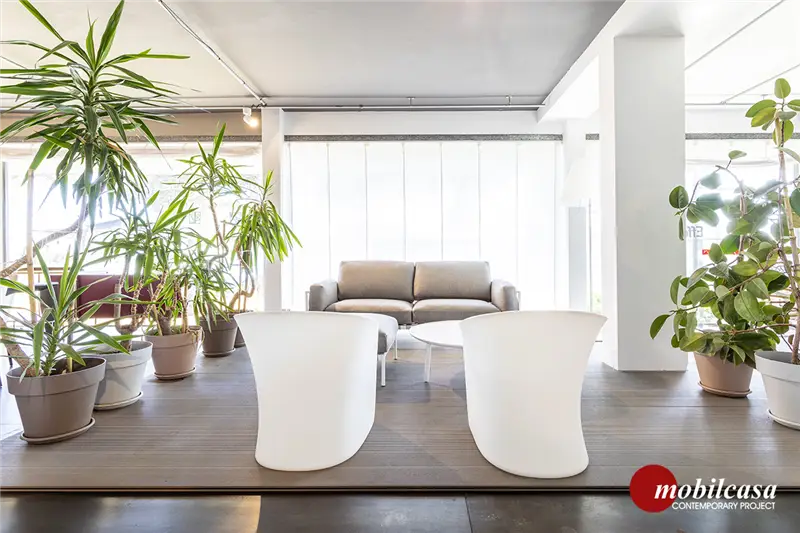 Zanotta Parco divano 2 posti 224 cm con struttura verniciata bianca, rivestimento tessuto Talasso grigio chiaro + Pouf outdoor