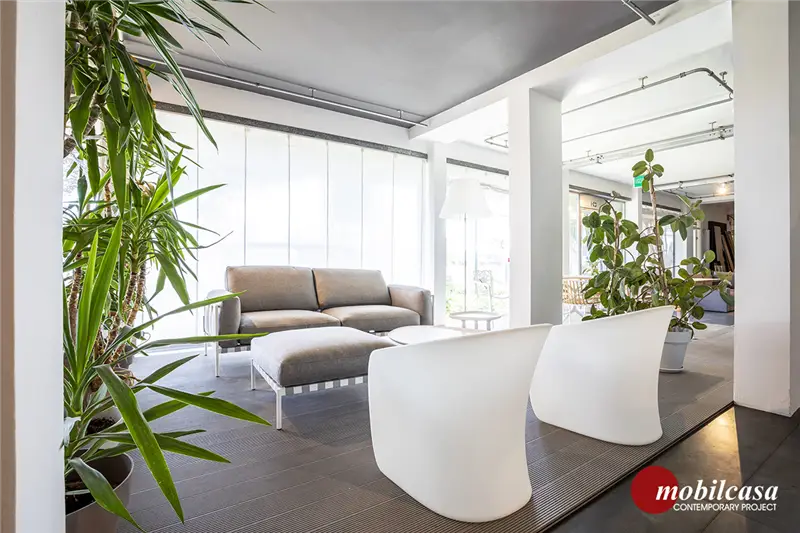 Zanotta Parco divano 2 posti 224 cm con struttura verniciata bianca, rivestimento tessuto Talasso grigio chiaro + Pouf outdoor