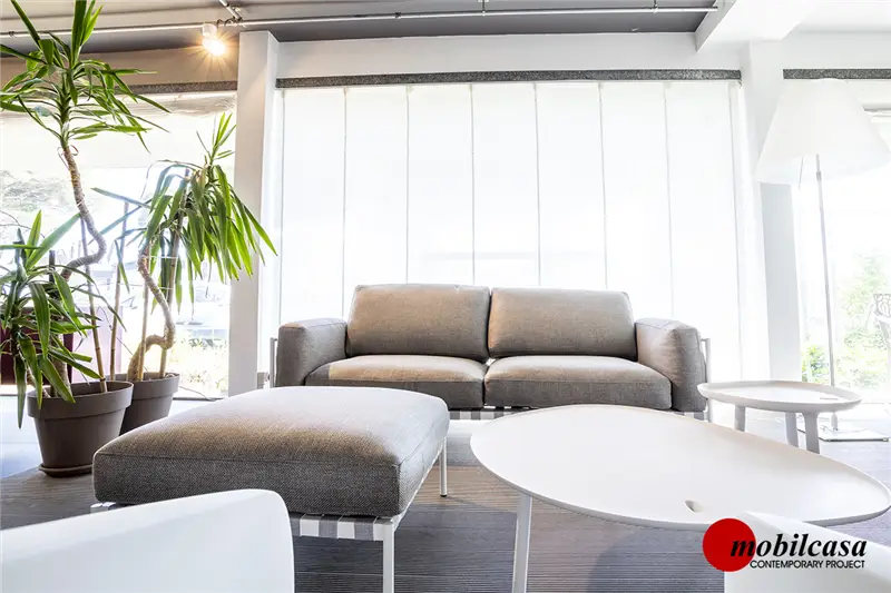 Zanotta Parco divano 2 posti 224 cm con struttura verniciata bianca, rivestimento tessuto Talasso grigio chiaro + Pouf outdoor